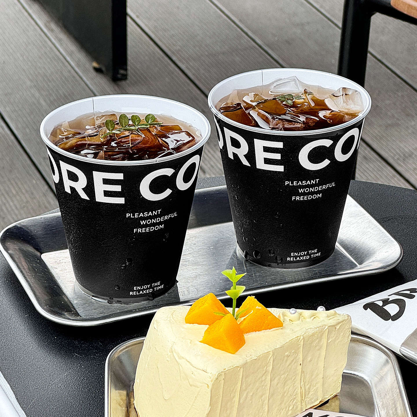 In-Mold Injection Molded Cups, Disposable PP Plastic Cups for Coffee and Cold Drinks, Commercial Takeaway Packaging with Lids for Cold Drinks.