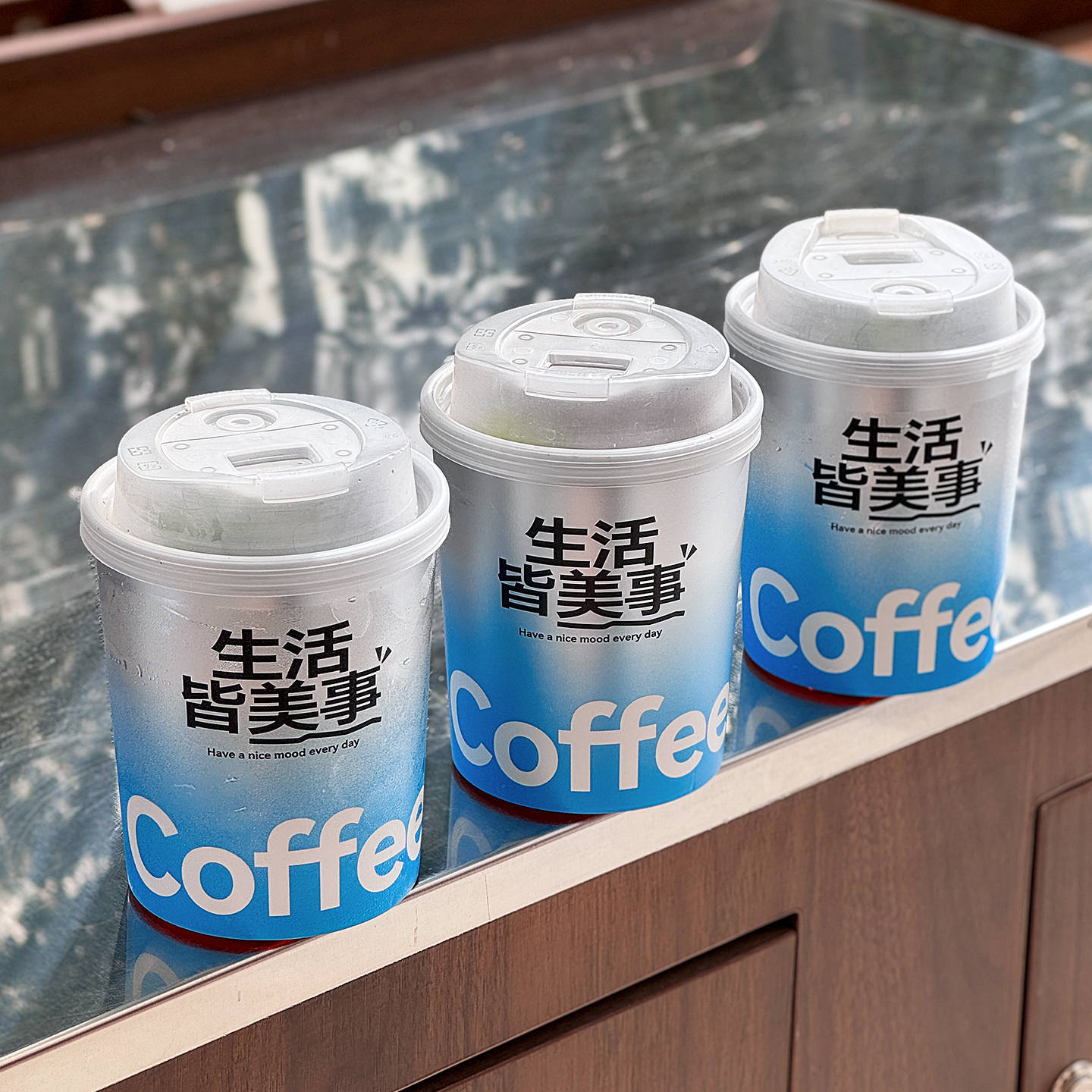 Disposable Coffee Cup, In-Mold Injection Molded Milk Tea Cup, 500ml, With Lid, Commercial Takeaway/Packaging Cup for Hot and Cold Drinks.
